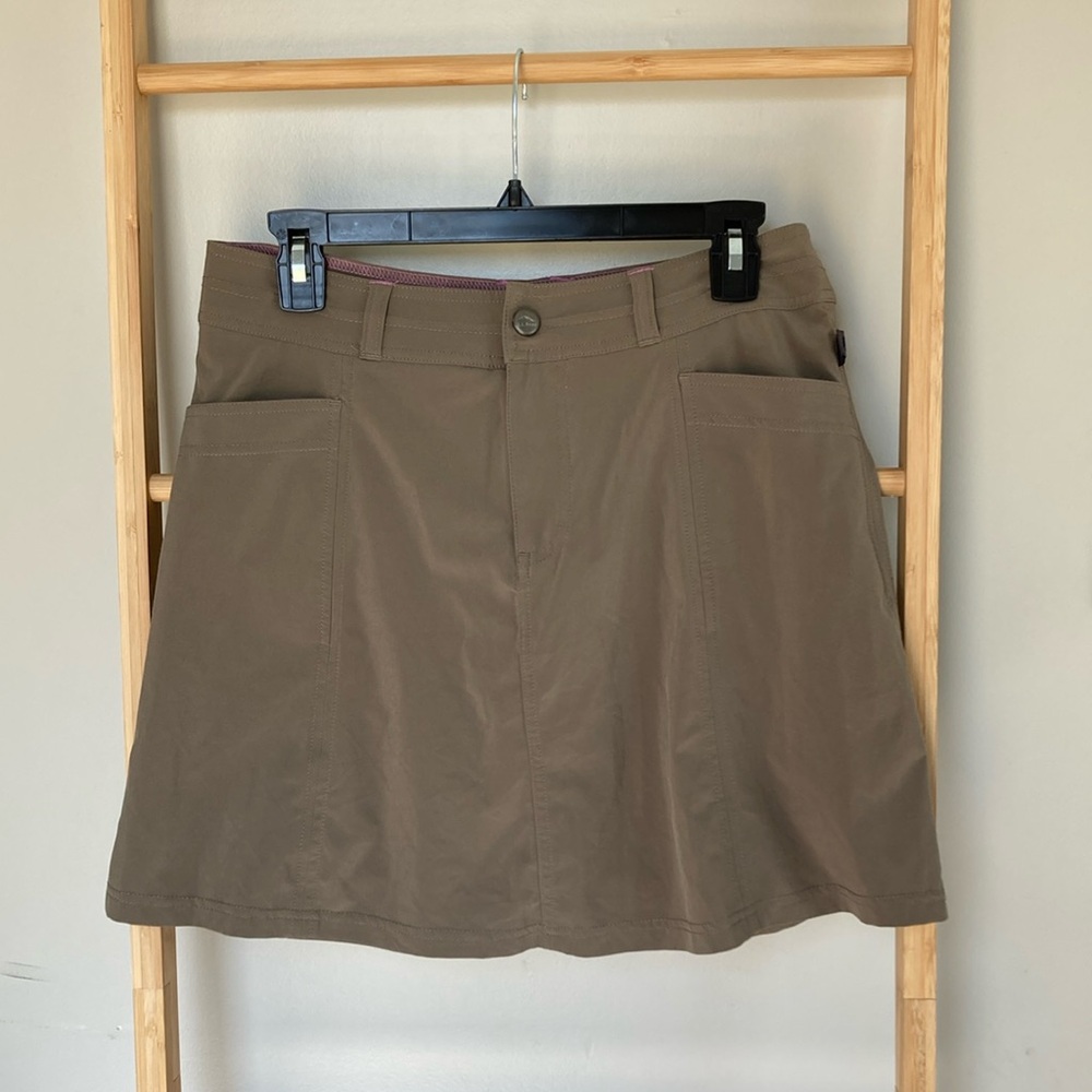 L.L. Bean Hiking Skirt Shorts Skort Women’s 4 Reg Taupe color Phone Pockets